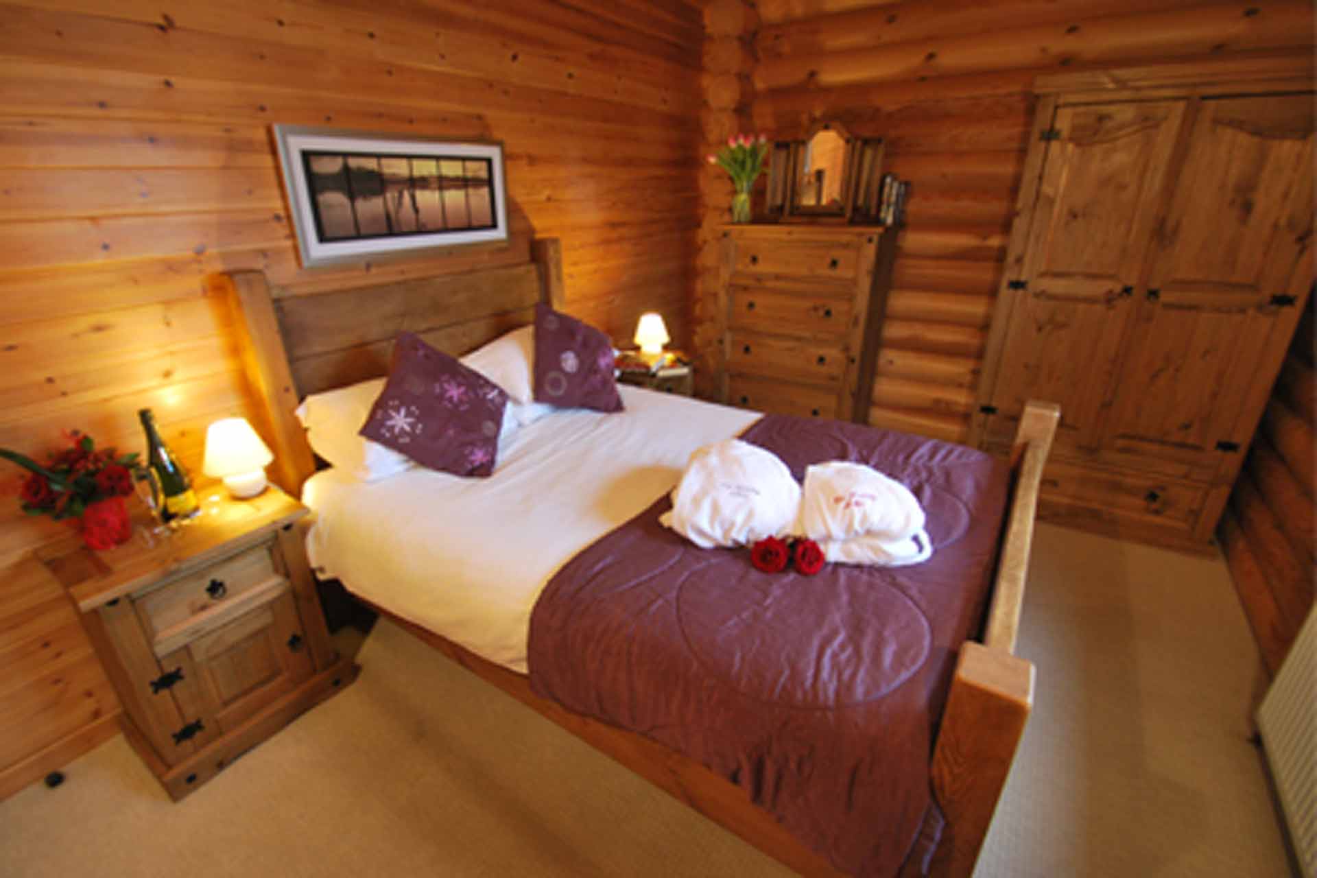 Holly-Lodge-Bedroom-Eye-Kettleby-Lakes