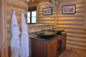 Walnut Lodge bathroom